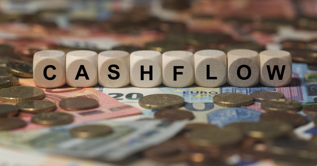 discounted cash flow - actualisation des flux de trésorerie - illustration lettres bois cashflow