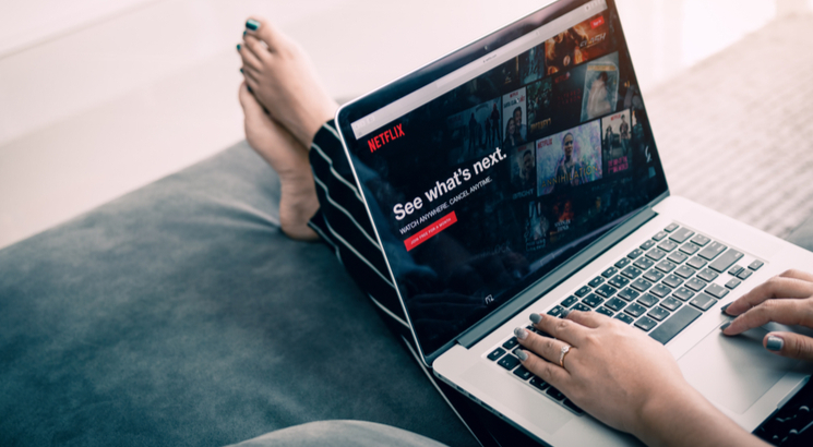 action netflix - cours action netflix - ordinateur netflix canapé